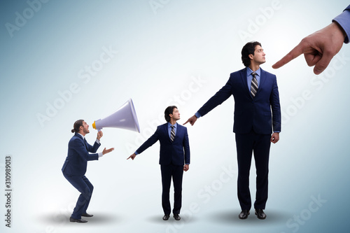 Cuadros en Lienzo Employees blaming each other in the office