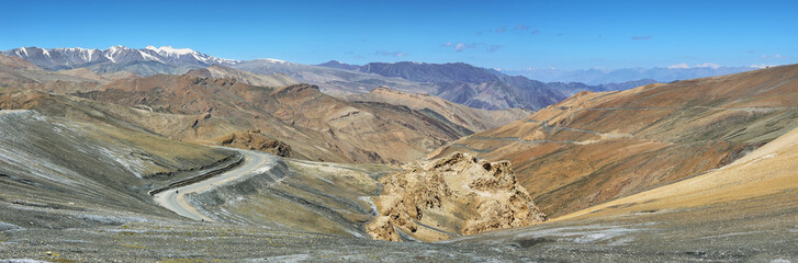 Wall Mural - View of hairpin turns and mountains in Taglang La pass, Ladakh, India