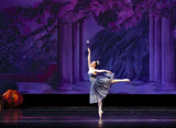 Teenager rehearses on pointe for recital