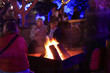 Ludzie rozmawiają w Świąteczny wieczór przy ognisku w centrum Opola.