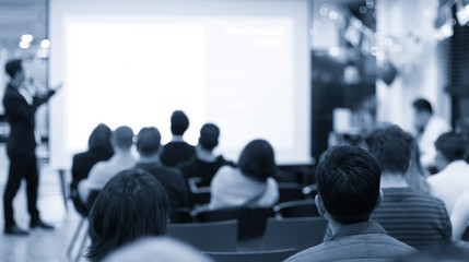 Fototapete - Seminar with expert speaker presenting to audience in hall. Blank business presentation screen for copy space. Executive presenter giving a speech. Leadership training coach in workshop lecture.