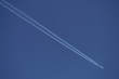 Flugzeug in großer Höhe mit Kondenstreifen und blauer Himmel - Stockfoto