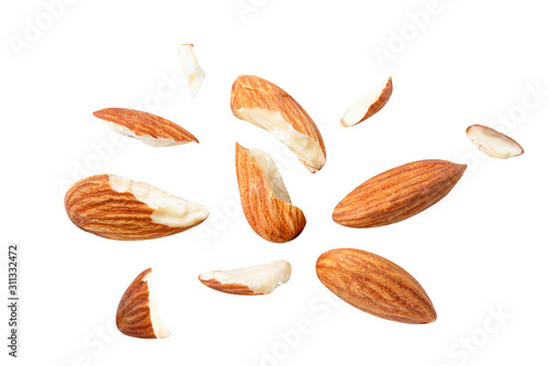 Fotografía almonds baked pieces snack and cracks Spread out on white isolated