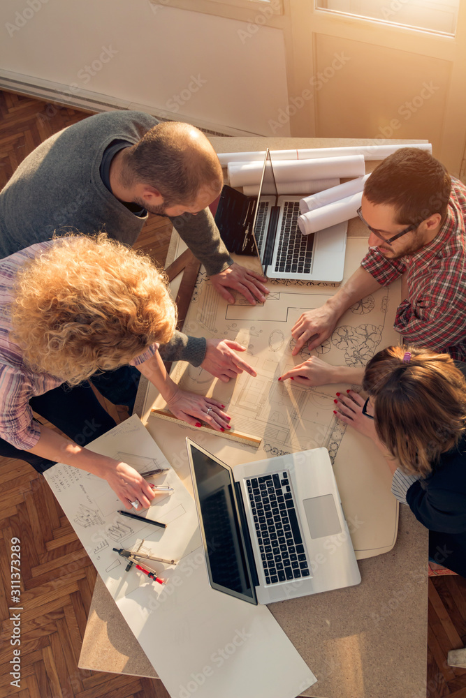 Vertikale Timeline mit Symbolen für die fünf Schritte.