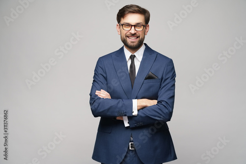 Fotografía studio photo of young handsome businessman wearing suit