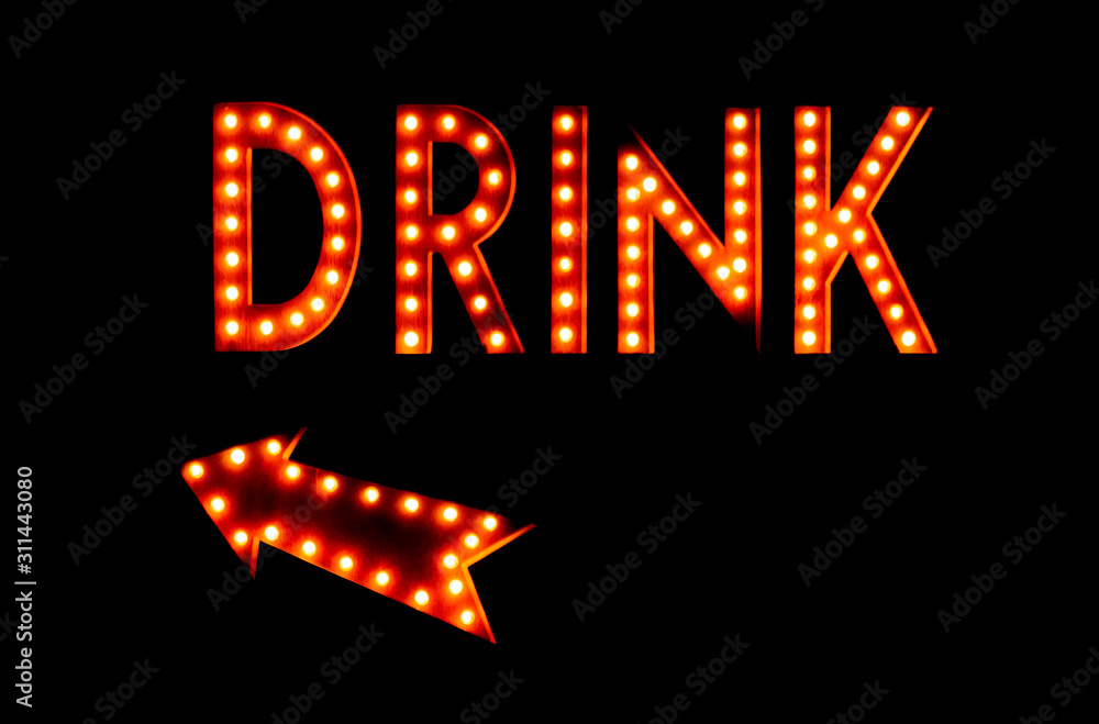 Illuminated vintage neon marquee drink sign with arrow against a black background at night. Drinks this way sign. - obrazy, fototapety, plakaty 