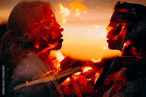 Photographie SIlhouette of a lesbian couple all in burning flames before passionate kissing