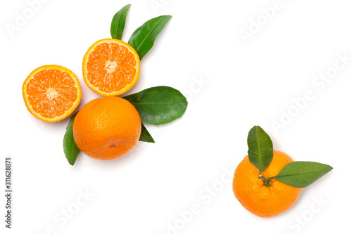 Obraz mandarynki  mandarynki-z-lisciem-na-na-bialym-tle-swieze-jasne-owoce-lezal-na-plasko-top-v