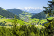 Dorf im Tal mit Alpenblick, Österreich, Tirol, Wildschönau