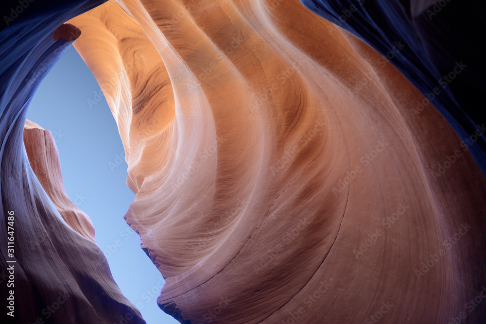 Antelope slot canyon looking into the skies - obrazy, fototapety, plakaty 