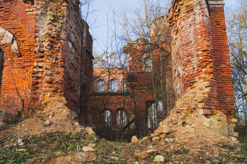 Canvas Print - Old ruins. destroyed red brick walls of ancient building