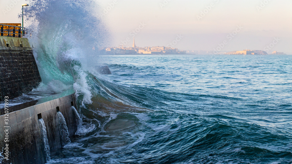 Big wave crushing during high tide in Saint-Malo - obrazy, fototapety, plakaty 