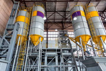 a plant for the production and mixing of concrete mortar with containers for cement and sand for automatic mixing of the mixture.