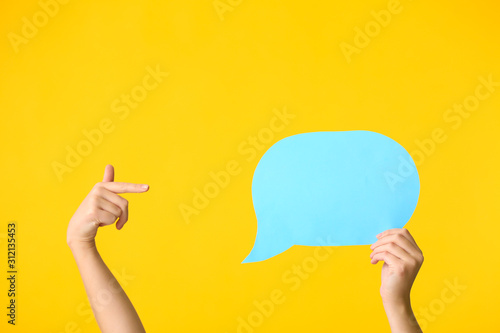 Fotomural Female hands and blank speech bubble on color background