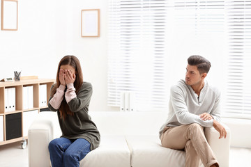 Poster - Emotional couple on sofa in psychologist's office