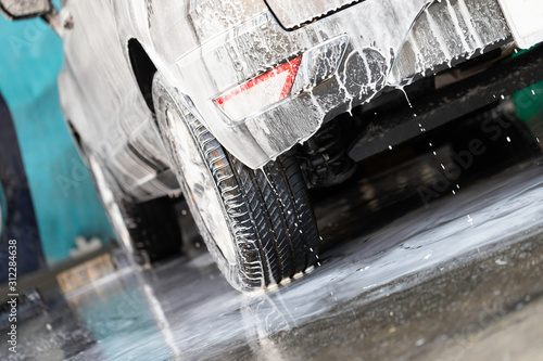 Cuadros en Lienzo Close-up back car washing in car wash shop.