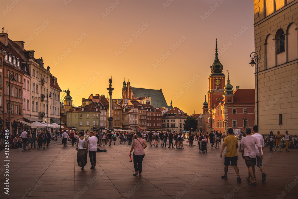 Złoty zachód słońca na Warszawskim placu zamkowym - obrazy, fototapety, plakaty 