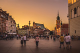 Fototapeta Miasto - Złoty zachód słońca na Warszawskim placu zamkowym