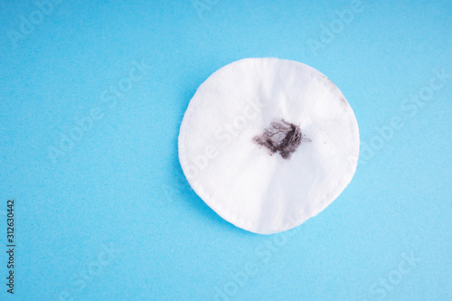 Fotografía Dirty used cotton pads. Clean the dirt and dust.