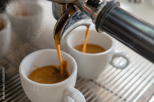 Fotografía Barista making a cup of coffee soft focus image