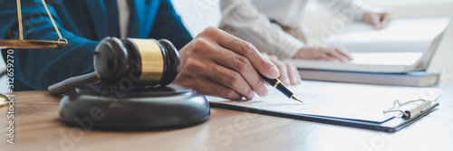Fotografía lawyer lawsuit notary consultation or discussing negotiation legal case with doc