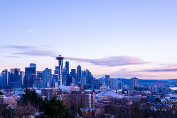 Wall Mural - Sunset view of Seattle skyline and Mount Rainier, WA, USA