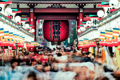 Fotografía Sincere/Crowd of people walking on Nakamise Dori street of the Asakusa Kaminarim