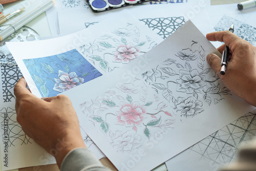 Designer Designing Drawing Sketch Pattern Geometric Flower Seamless Wallpaper Fabric Textile Fashion Industry Artistic Design Studio Stock 写真 Adobe Stock Designer Designing Drawing Sketch Pattern Geometric Flower Seamless Wallpaper Fabric Textile Fashion Industry Artistic Design Studio Stock 写真 Adobe Stock
