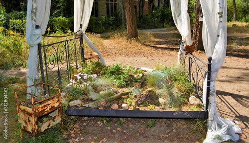 Verwunschen Altes Bett Im Baumwipfelpark Beelitz Kaufen Sie Dieses Foto Und Finden Sie Ahnliche Bilder Auf Adobe Stock Adobe Stock