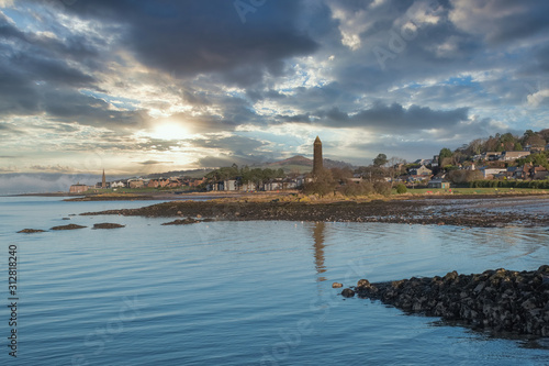 Cuadros en Lienzo Largs Foreshore and the Pencil Monument on a Clear Cold Scottish New Years Eve