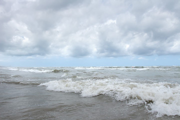 Fototapete -  Big waves in stormy ocean. Cloudy sky.