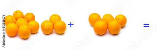 Fotografía suma simple matemática, suma de naranjas, cálculo matemático sencillo