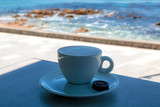 Fototapeta  - Apetitoso café servido en una taza blanca, con y una bella imagen dibujada en la superficie