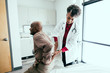 © Gerald Carter/Creative Flame - Doctor checks for pain and swelling