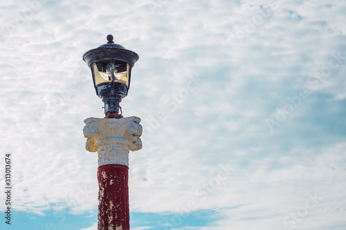 Fotomural Tiny old deteriorated sea lighthouse on a pole