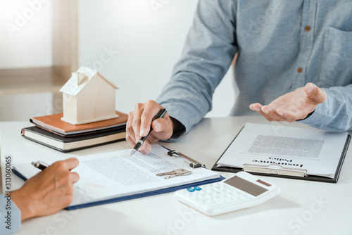 Cuadros en Lienzo broker agent and customer holding pen, the policyholder and explain discussing for concerning mortgage loan offer for and house insurance