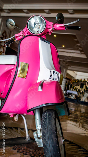 Fotografía detail of pink scooter with chromed metallic fender