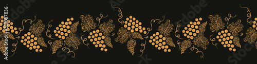 Plakat Winogrona  zlote-winogrona-i-liscie-na-ciemnym-tle-dekoracyjny-nadruk-na-powierzchni