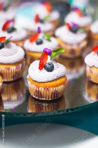 Fotomural PEQUEÑO POSTRE DE VAINILLA CON UVA Y MENTA, ACOMPAÑADA DE CREMA PARA EVENTOS SOC