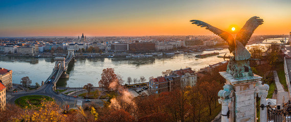Wall Mural - Budapest, Hungary - Aerial panoramic view of Budapest, taken from Buda Castle Royal Palace at autumn sunrise. Szechenyi Chain Bridge, River Danube and St. Stephen's Basilica at background