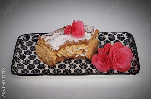 Morceau De Gateau Paris Brest Sur Jolie Assiette Avec Une Des Fleurs Roses Foto De Stock Adobe Stock Morceau De Gateau Paris Brest Sur Jolie Assiette Avec Une Des Fleurs Roses Foto De Stock Adobe Stock