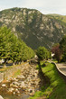 Rivière dans le village de Bielle dans les Pyrénées Atlantique dans la vallée d'Ossau