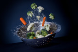Fototapeta Łazienka - warzywa skaczą suszyć marchew brokuły durszlak woda 