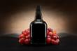 Czarna butelka czerwonego wina z winogronami packshot
