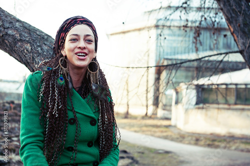 Cuadros en Lienzo young pretty woman in park happy smiling, lifestyle people concept outside