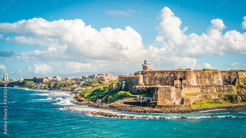Panoramic landscape of historical castle El Morro along the coastline, San Juan, Puerto Rico. - obrazy, fototapety, plakaty 