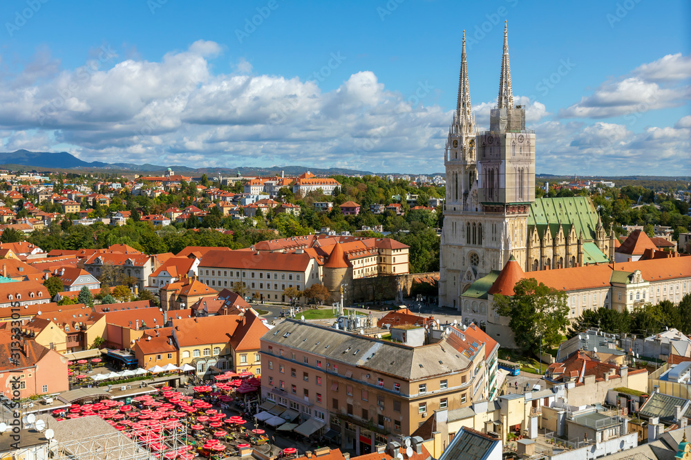 Obraz na płótnie Aerial view of the Zagreb Cathedral and Dolac market. w salonie