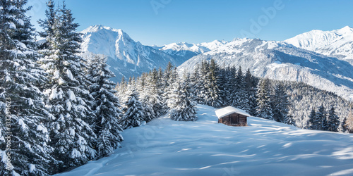 Cuadros en Lienzo Panorama einer Winterlandschaft mit Skihütte im Zillertal
