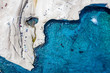  Luftaufnahme der weißen Kreidefelsen von Sarakiniko, Milos, Griechenland, mit zahlreichen Touristen die sich im blauen Meer vergnügen
