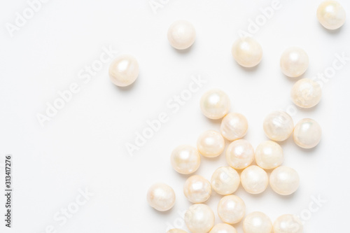 Cuadros en Lienzo pearl necklace isolated on white